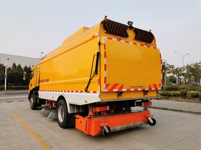 从清洁到守护 道路扫路车与防撞缓冲车的协同发展与创新