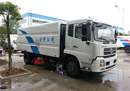 东风天锦扫路车与防撞缓冲车 城市环卫与道路安全的双剑合璧