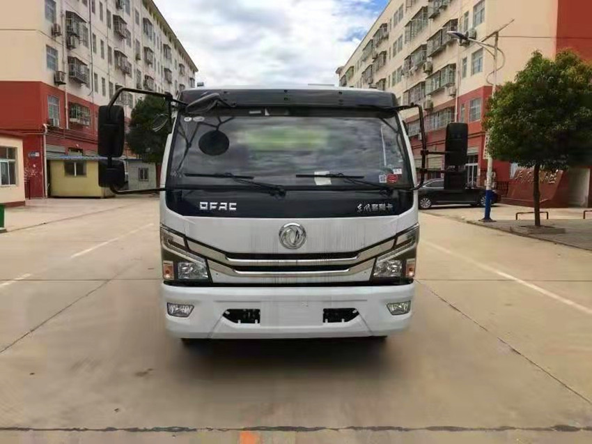 东风小多利卡扫路车 城市洁净的守护者